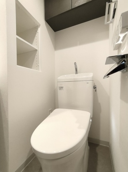 トイレには棚が複数あってストックに便利。おこもり用に本を置いておくのも◎