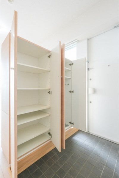 靴もお散歩グッズもしまえますね