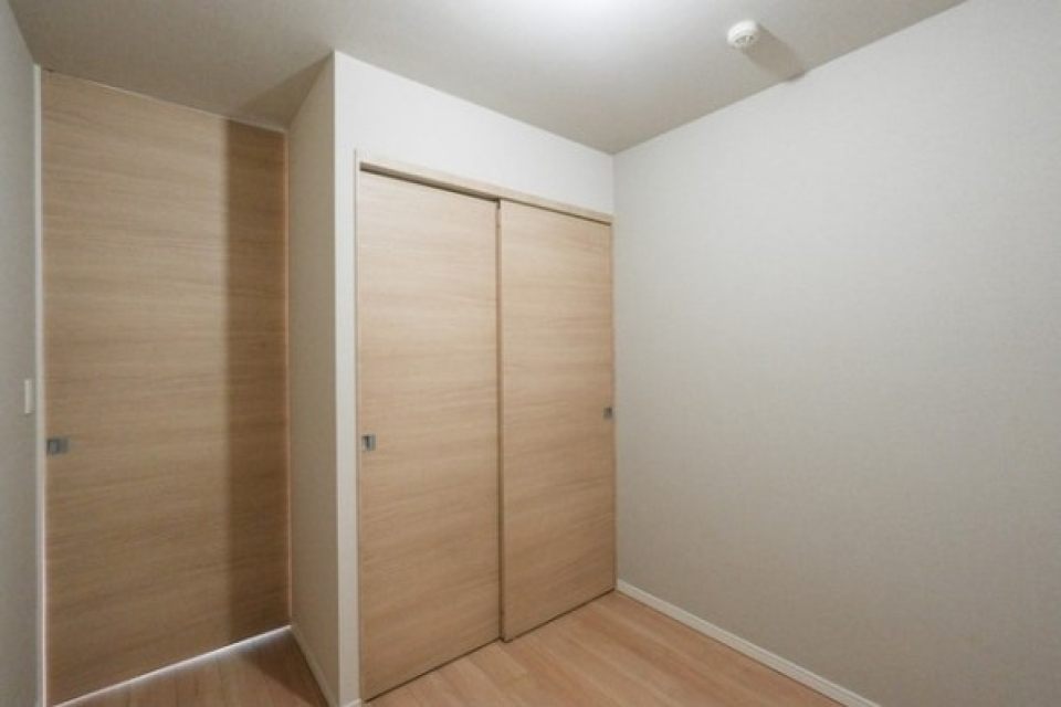 窓が小さめで外の様子に左右されずにゆっくりと寝られそうです