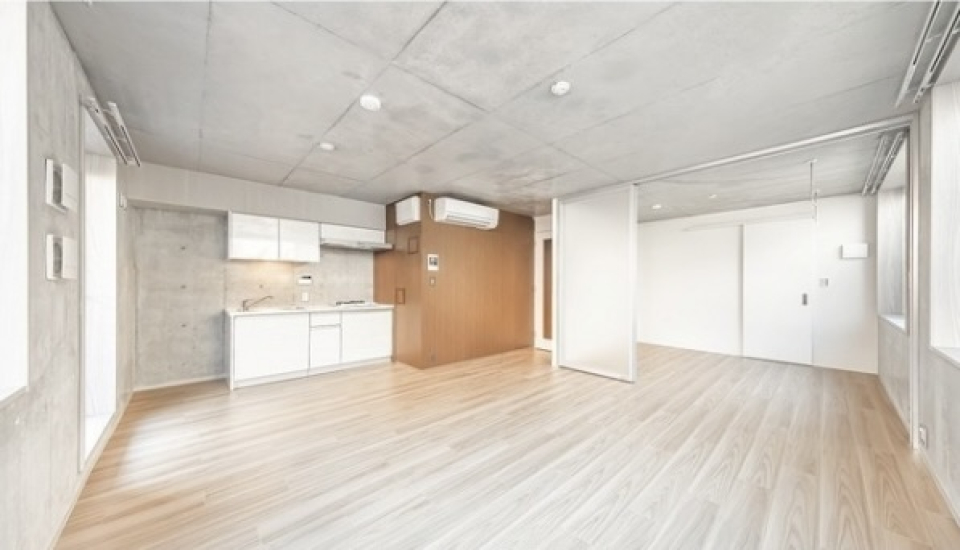 コンクリートと木のコントラスト