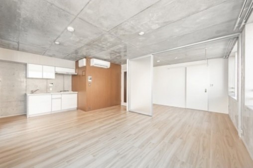 コンクリートと木のコントラスト