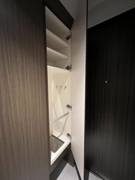 持っている靴に合わせて高さ調整の出来るシューズボックス