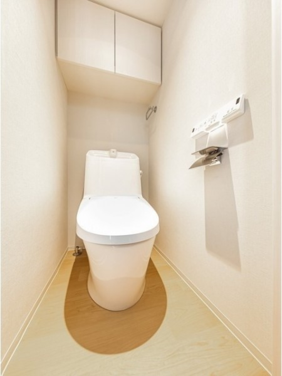 トイレには吊戸棚があり、トイレ用品が仕舞えますね