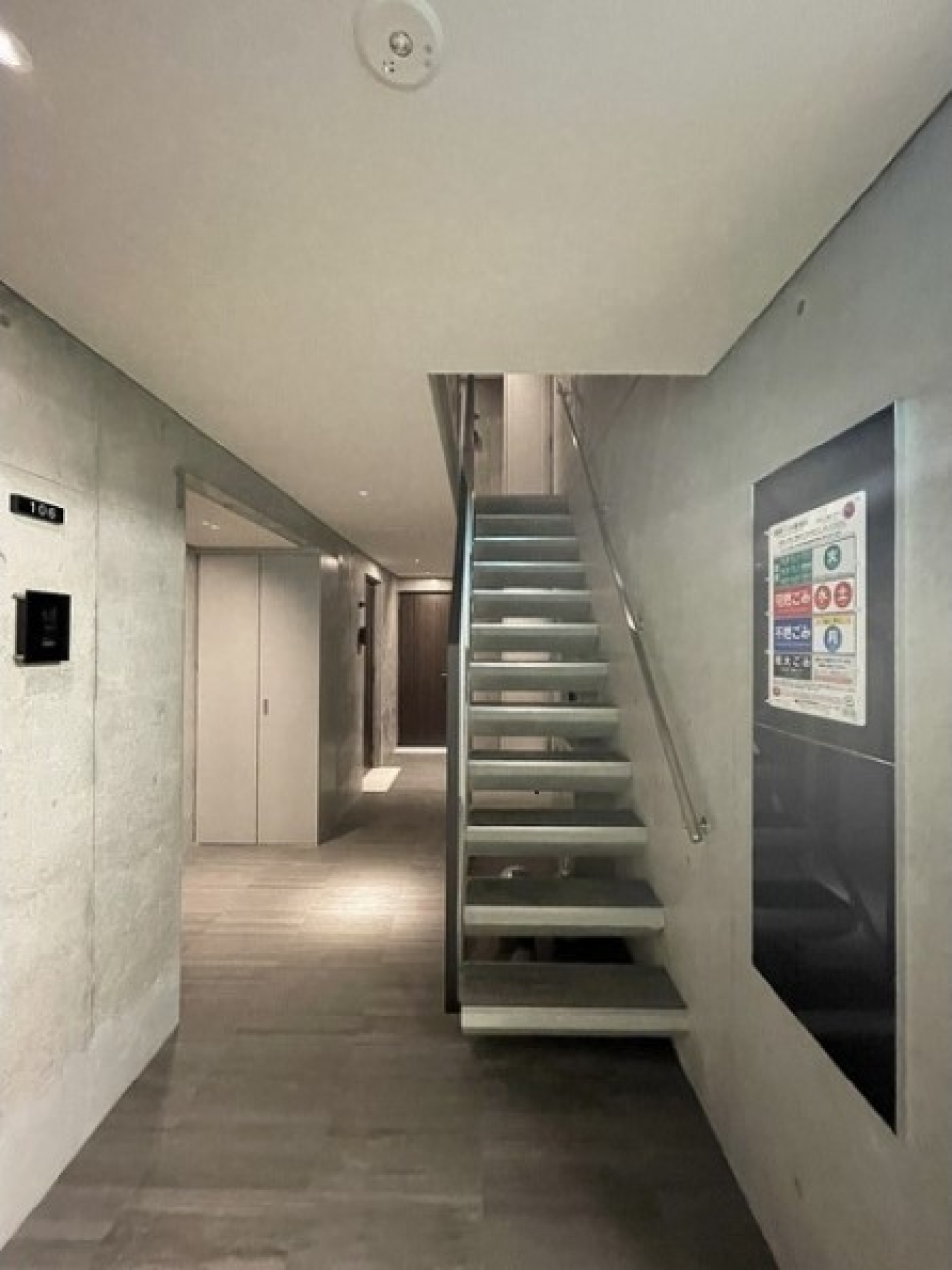 エレベーター待ちがじれったい時は階段も使えますね