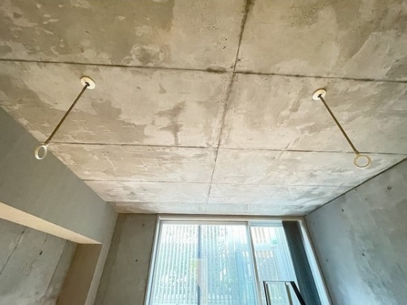 ベッドルームには室内物干しが付いています