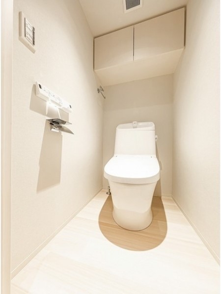 トイレには吊戸棚があり、トイレ用品が仕舞えますね