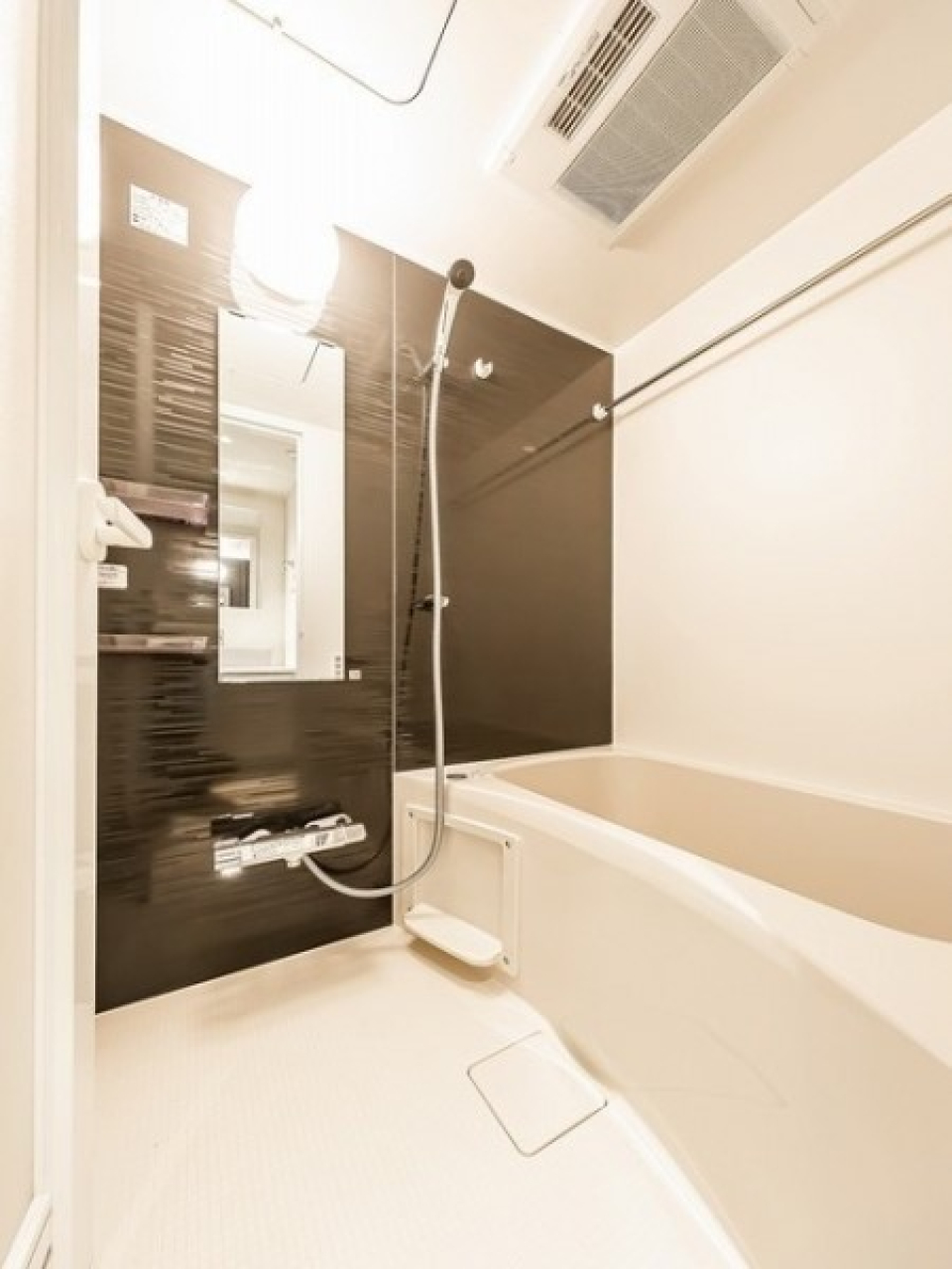 浴室乾燥機能付きのバスルーム