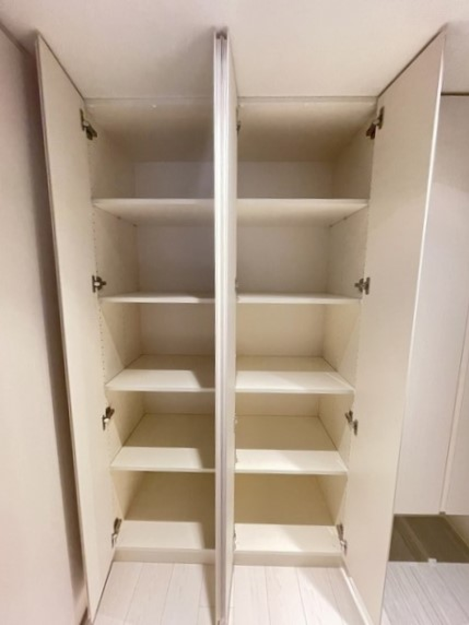 帽子やバッグはこちらに