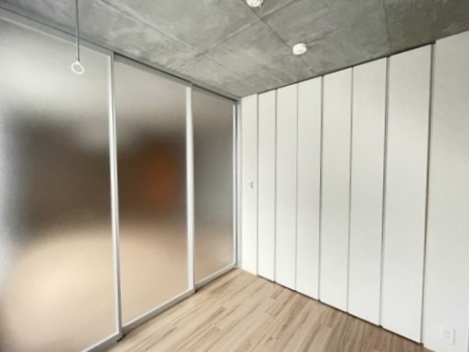 3.6帖のベッドルームは半透明の扉で抜け感があります