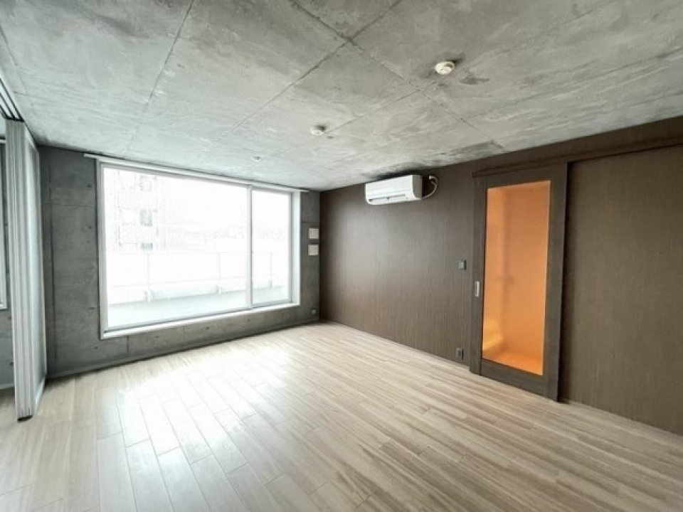 東面にはとても長いバルコニーがあります。明るい洞窟です。