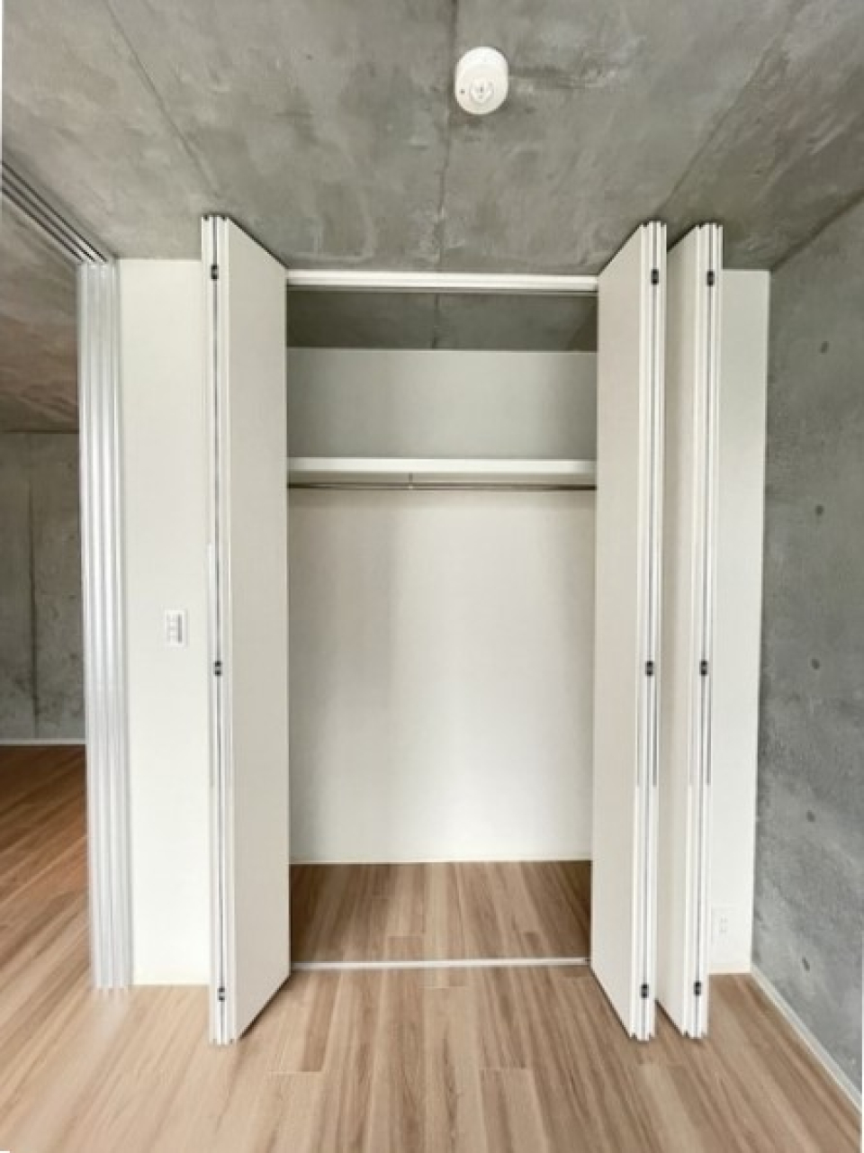 1-2人分は仕舞えそうなクローゼットサイズです