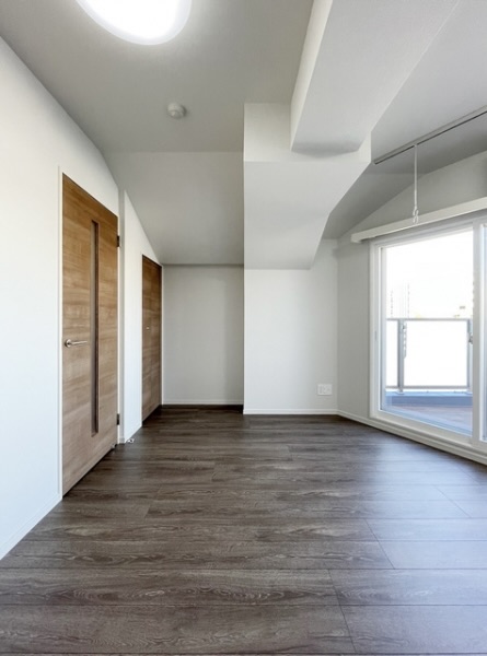 8帖の洋室はちょっといびつな形。ベッドは南側の壁に寄せると収まりがよさそう