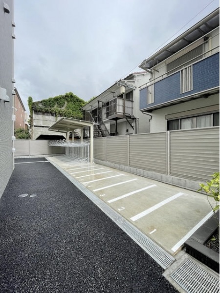 有料のバイク置き場は屋根なし