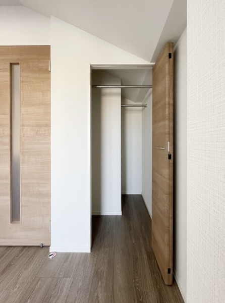 クローゼットはL字型。荷物が多めの方は別途収納を用意すると安心です