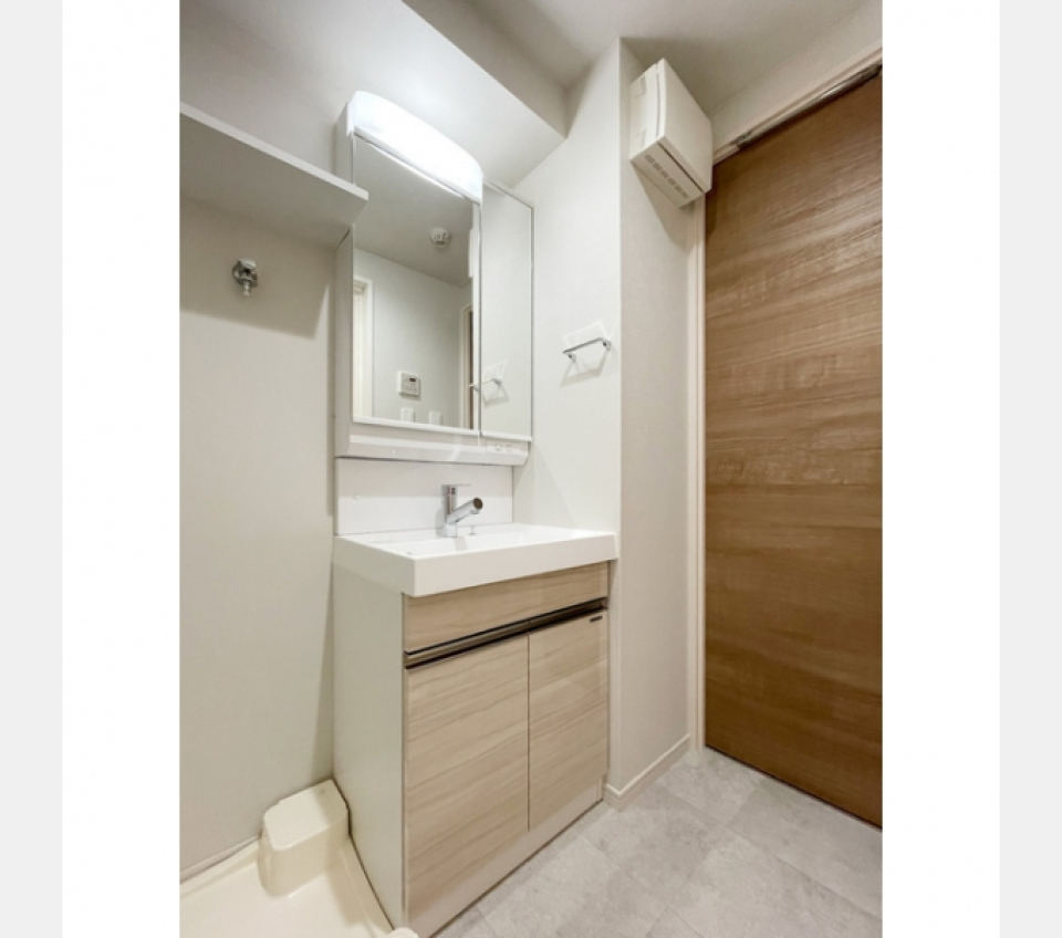 ベージュと白で清潔感ある脱衣洗面所