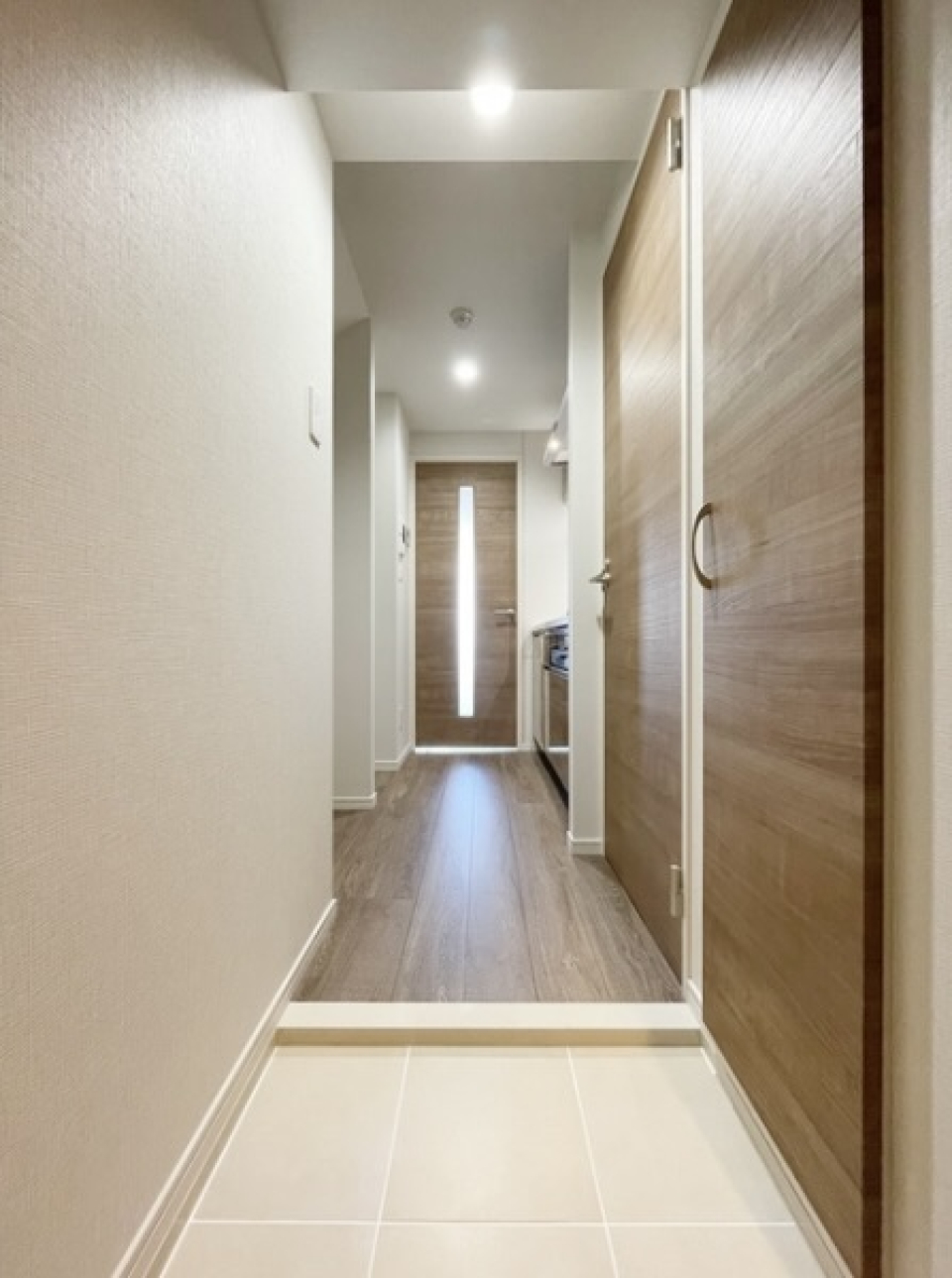 温かい色合いの玄関