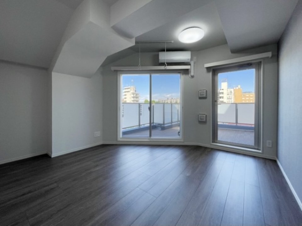 窓の向こうには、なかなか見ない広ーいルーフバルコニー！