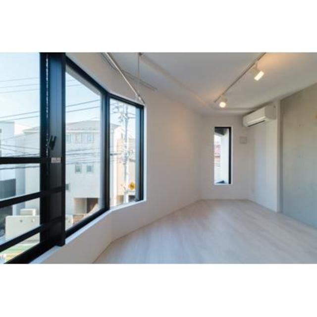 備え付けのシーリングライトはスポットライト型でいまどきオシャレな雰囲気。※写真は同タイプ住戸です。