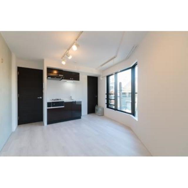 キッチンは洋室の一角にあります。※写真は同タイプ住戸です。