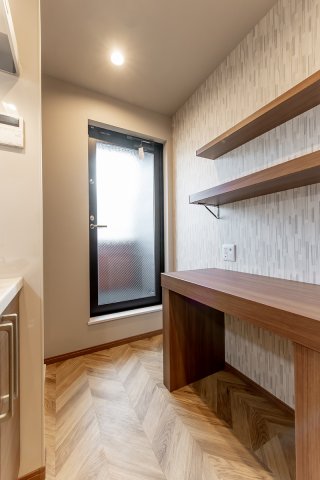 キッチンの背面には造作カウンター。調理時にも収納にも活用できそう