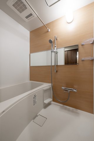 鏡付きで広さも確保されている浴室