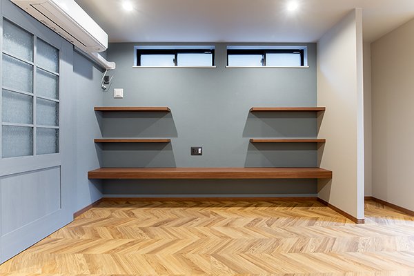 インテリアを飾ったり、デスクにしたり、テレビボードにもできる万能棚