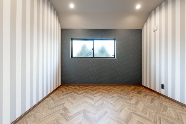 大きめのベッドだけどんと置くのも、パリのアパルトマンみたいでおしゃれ