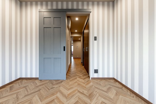 廊下の先までずっと続くヘリンボーンの床がたまらない