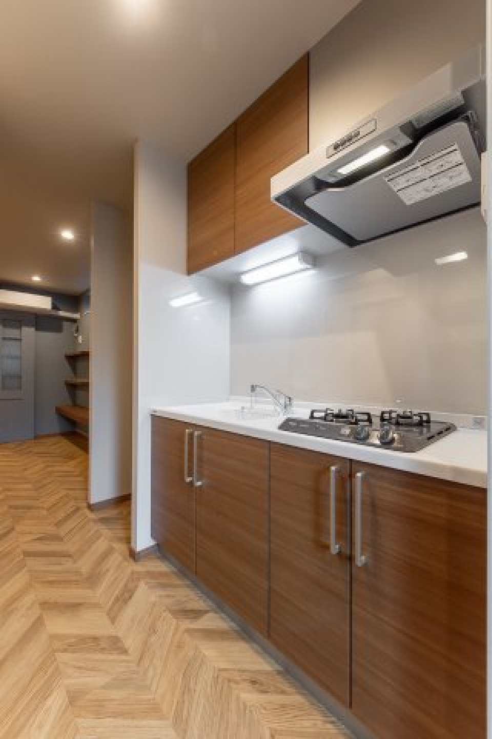 お部屋の雰囲気に合う濃いめブラウンの木目柄キッチン