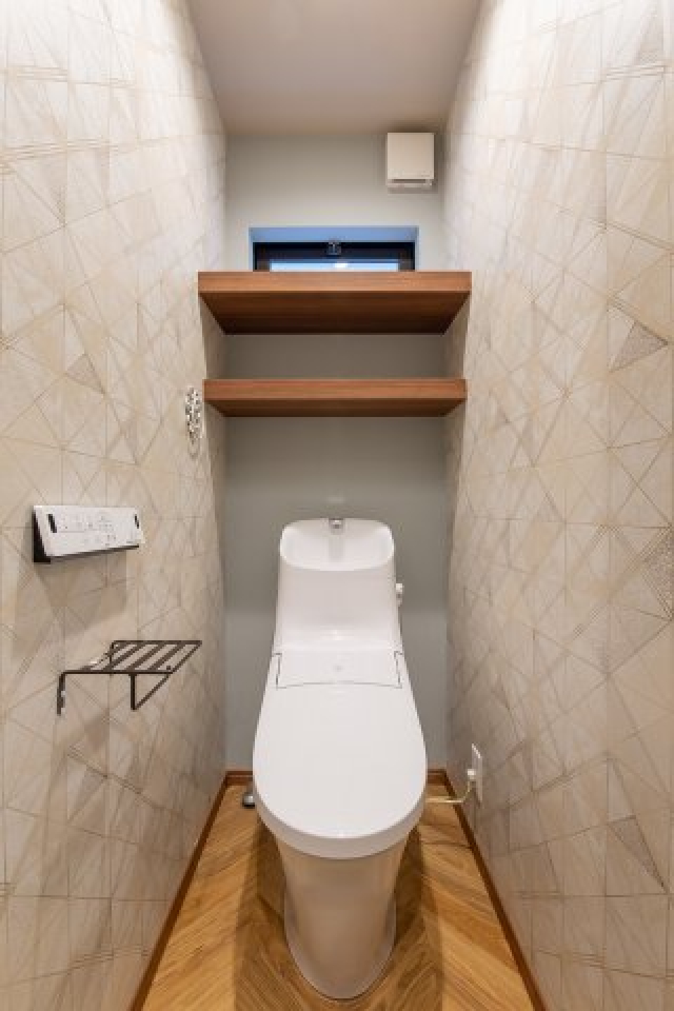 シュッとしたタンク一体型トイレ