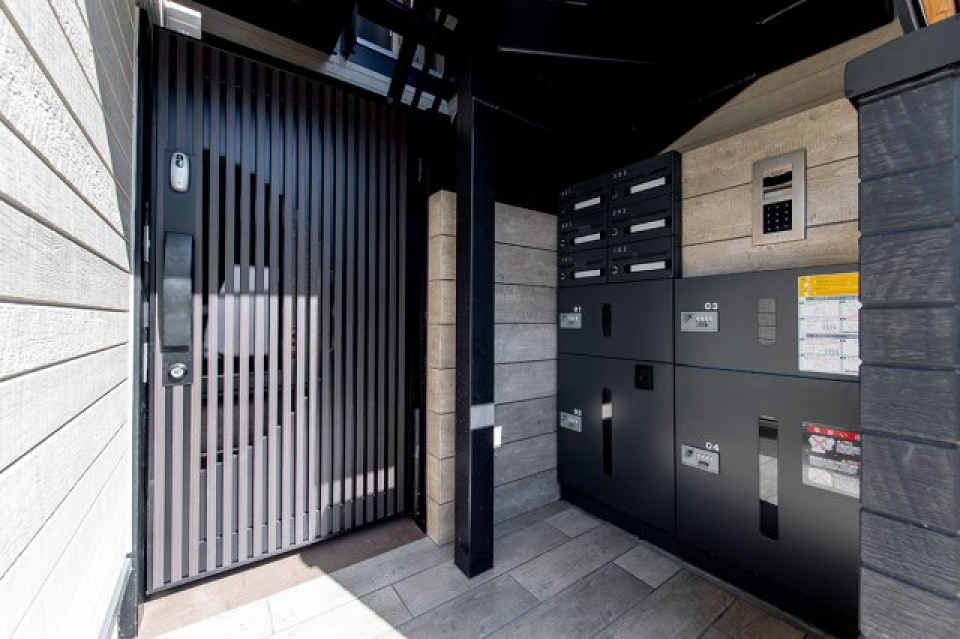 エントランス。宅配ボックスもあります