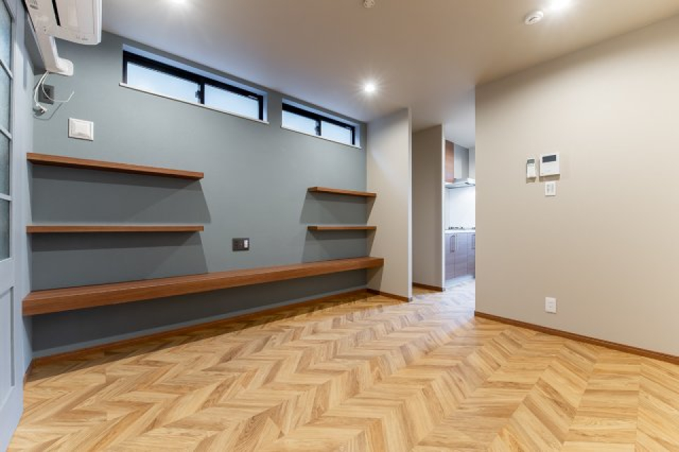 約9. 6帖のLDK。大きめのダイニングテーブルを置くもよし、ローテーブルとソファでくつろぎ重視もよしです