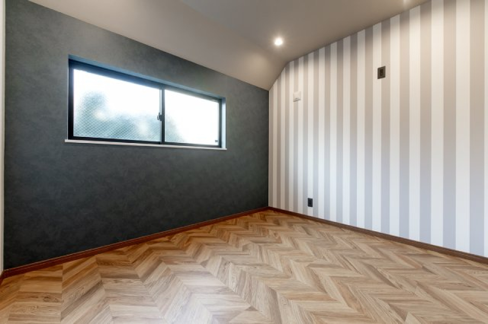 約4.5帖の洋室はストライプの壁紙がかわいらしい