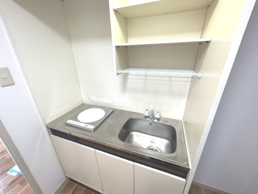 １口のコンロが設置されています。簡易調理でOKだったり、外食が多い方向けです。
