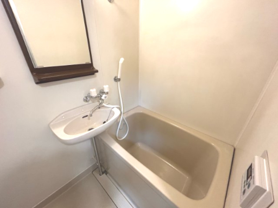 洗面台と浴室がある２点式ユニットバスです。