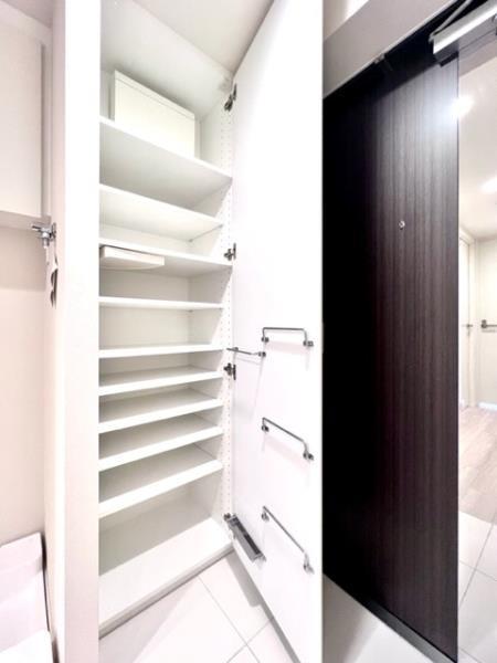 玄関横のシューズボックスです。