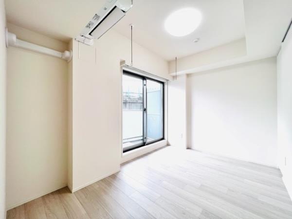 南向きの窓から日差しが差し込みます。