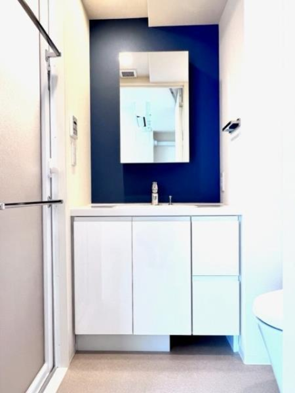 独立洗面台。後ろの黒い壁紙がクール。