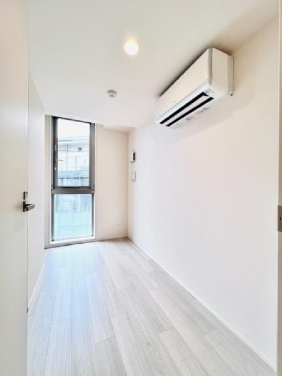 この洋室には、クローゼットと小さめの収納スペースがあります。