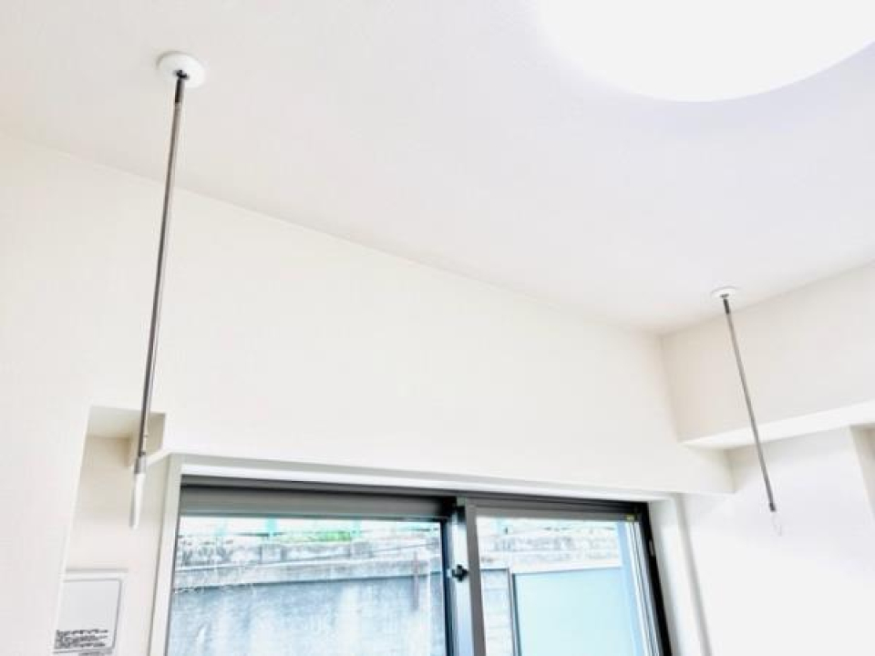 室内干しに便利な吊り棒も設置。