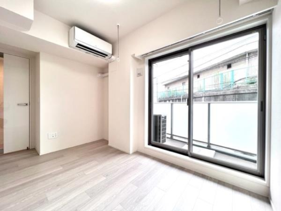 5.8帖の洋室。基本的な生活スペースとして使えそう。