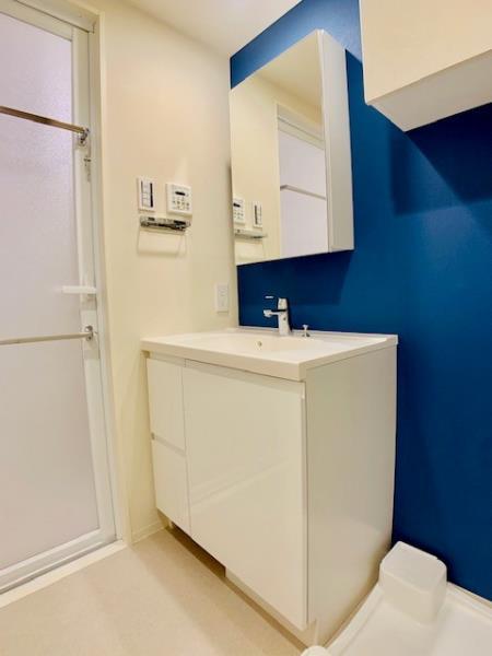 独立洗面台。後ろの青い壁紙がワンポイントで素敵。