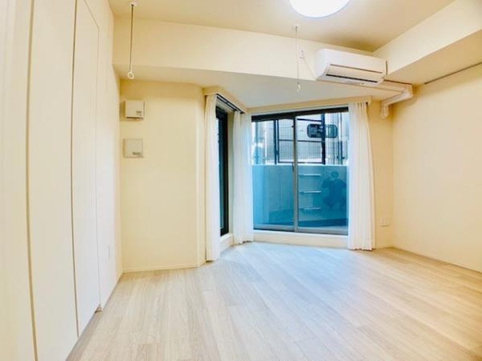 この窓の角で本を読んだり、ちょっとお茶したりしたい…！