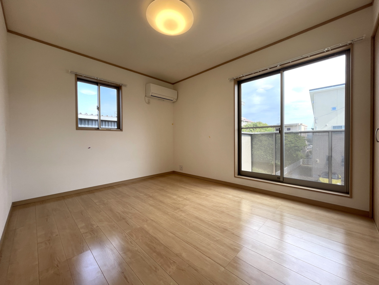 6.6帖の南洋室。写真右奥がWIC。ここから屋根裏部屋に上がれます...!