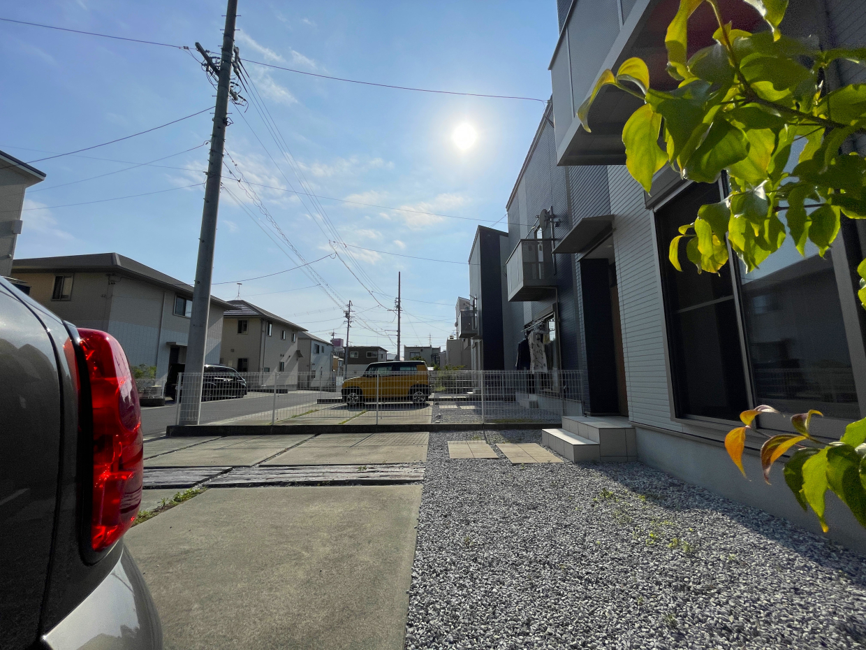 普通車のMINIを停めてもお庭はゆったり使えそう。