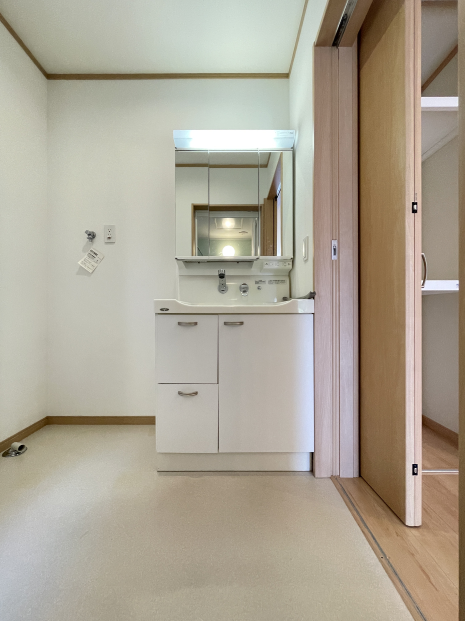 洗面台横にパントリー収納。家事動線もばっちり！