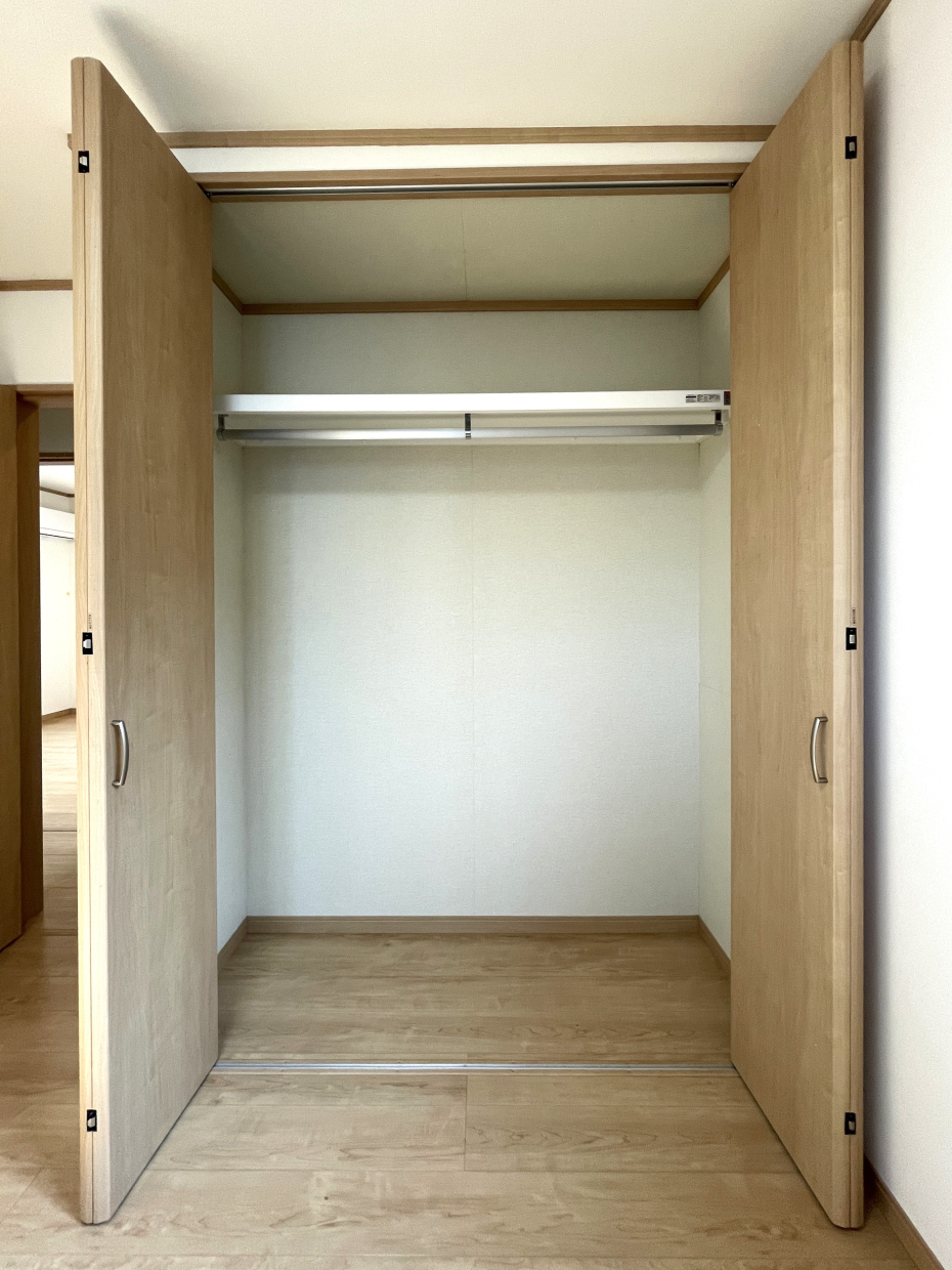 ２階西の部屋の収納。
壁から出っ張ってるから少し圧迫感があるのが惜しい。