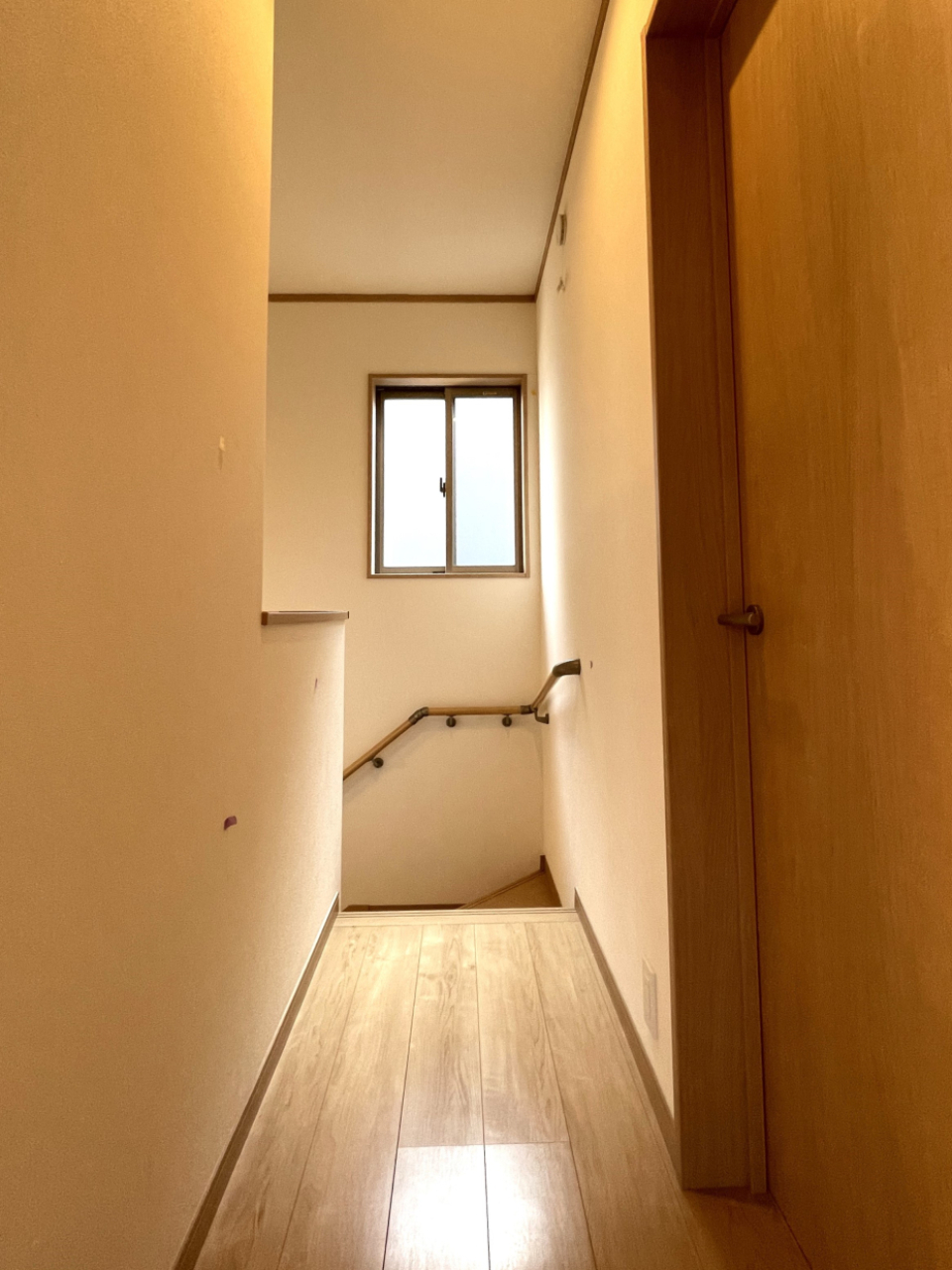 ２階の廊下も西から自然光が入ってくるから暗くならない