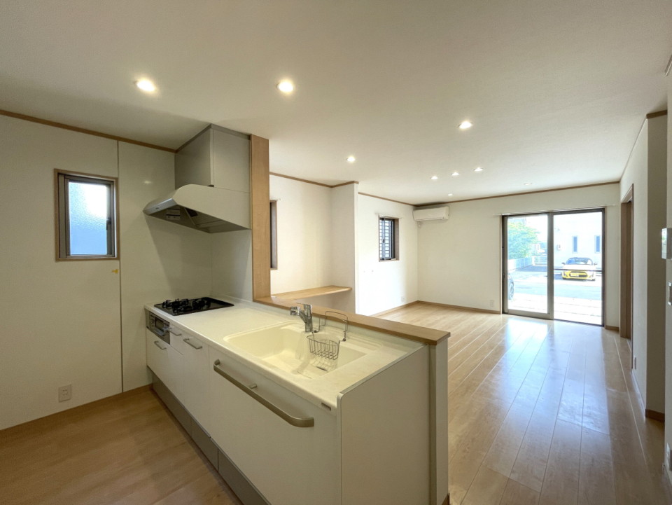 キッチン越しにリビングを見渡せる