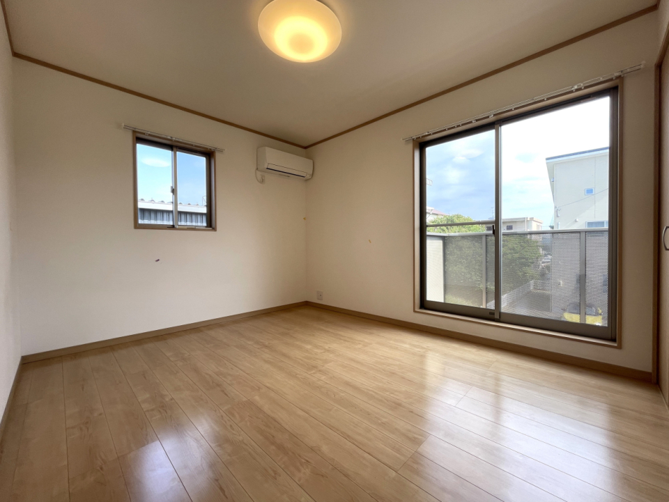 6.6帖の南洋室。写真右奥がWIC。ここから屋根裏部屋に上がれます...!